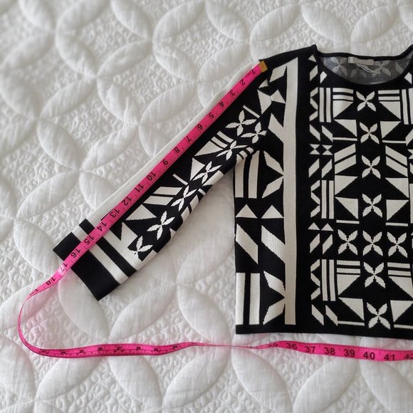 H&M Geometric Pattern Cropped Sweater - Picture 5 of 6